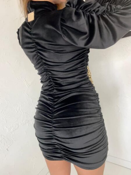 rochie paparazzi fashion neagra din catifea cu insertii de lanturi detașabile si creponata la spate